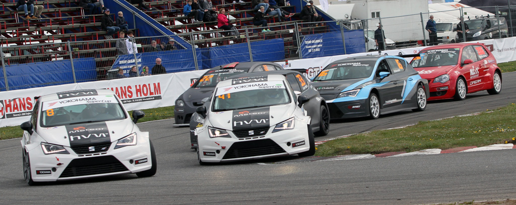 Rene Povlsen har inderbanen i første sving.
(Foto: Motorsporten.dk)